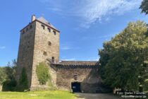 Mittelrhein: Bergfried von Burg Sayn - Foto: Stefan Frerichs / RheinWanderer.de