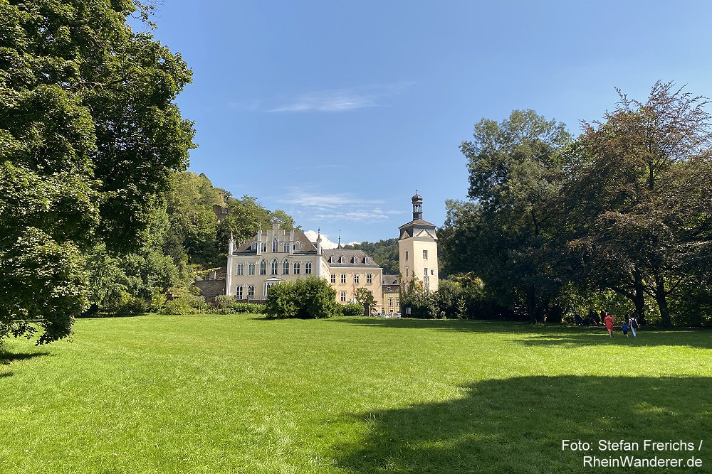 Mittelrhein: Blick vom Schlosspark auf Schloss Sayn - Foto: Stefan Frerichs / RheinWanderer.de