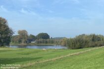 Deltarhein: Blick auf den Duivels Waai-Teich - Foto: Stefan Frerichs / RheinWanderer.de
