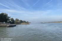 Deltarhein: Blick auf die Waal stromabwärts am Fähranleger bei Beuningen - Foto: Stefan Frerichs / RheinWanderer.de