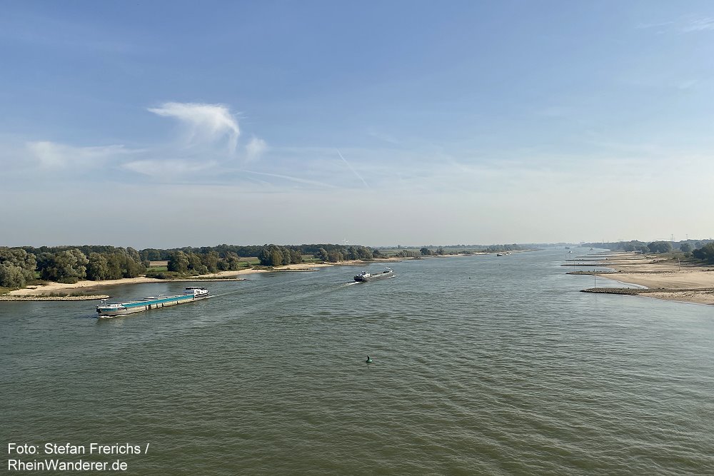 Deltarhein: Blick von der Tacitusbrücke auf die Waal stromaufwärts - Foto: Stefan Frerichs / RheinWanderer.de