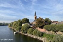 Main: Ufer bei der Sankt-Kilian-Kirche in Kostheim - Foto: Stefan Frerichs / RheinWanderer.de