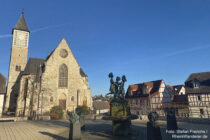 Oberrhein: Drei-Grazien-Brunnen und Sankt-Bartholomäus-Kirche in Zornheim - Foto: Stefan Frerichs / RheinWanderer.de