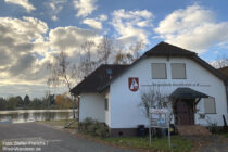 Main: Vereinsheim am Flussufer bei Hochheim - Foto: Stefan Frerichs / RheinWanderer.de
