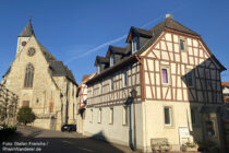 Oberrhein: Sankt-Bartholomäus-Kirche und Fachwerkhaus in Zornheim - Foto: Stefan Frerichs / RheinWanderer.de