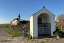 Main: Kapelle vor Sankt-Peter-und-Paul-Kirche von Hochheim - Foto: Stefan Frerichs / RheinWanderer.de