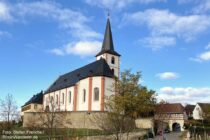 Main: Sankt-Peter-und-Paul-Kirche von Hochheim - Foto: Stefan Frerichs / RheinWanderer.de