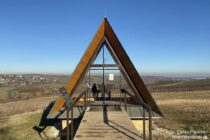 Oberrhein: Zugang zur Kapelle in den Weinbergen bei Zornheim - Foto: Stefan Frerichs / RheinWanderer.de