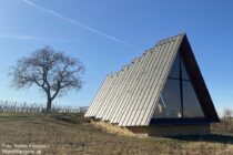 Oberrhein: Talseite der Kapelle in den Weinbergen bei Zornheim - Foto: Stefan Frerichs / RheinWanderer.de