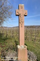 Inselrhein: Wegkreuz am Langenstück bei Oberwalluf im Rheingau - Foto: Stefan Frerichs / RheinWanderer.de