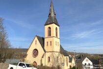 Inselrhein: Sankt-Martin-Kirche in Oberwalluf im Rheingau - Foto: Stefan Frerichs / RheinWanderer.de