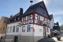 Inselrhein: Altes Rathaus in Oberwalluf im Rheingau - Foto: Stefan Frerichs / RheinWanderer.de