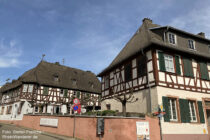 Inselrhein: Hof Birkenstock und Emmelhainz'sches Haus in Eltville-Erbach im Rheingau - Foto: Stefan Frerichs / RheinWanderer.de