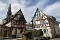 Inselrhein: Nepomuk-Statue und Fachwerkhäuser am Marktplatz in Eltville-Erbach im Rheingau - Foto: Stefan Frerichs / RheinWanderer.de