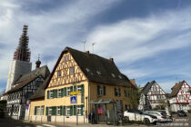 Inselrhein: Fachwerkhäuser und Sankt-Markus-Kirche am Marktplatz in Eltville-Erbach im Rheingau - Foto: Stefan Frerichs / RheinWanderer.de