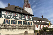 Inselrhein: Alte Schule und Sankt-Markus-Kirche in Eltville-Erbach im Rheingau - Foto: Stefan Frerichs / RheinWanderer.de