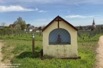 Inselrhein: Heiligenhäuschen am Lohweg bei Eltville-Erbach im Rheingau - Foto: Stefan Frerichs / RheinWanderer.de