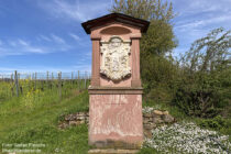 Inselrhein: Bildstock Marienkrönung vor Eltville-Hattenheim im Rheingau - Foto: Stefan Frerichs / RheinWanderer.de