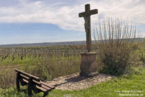 Inselrhein: Barockes Wegkreuz vor Eltville-Hattenheim im Rheingau - Foto: Stefan Frerichs / RheinWanderer.de