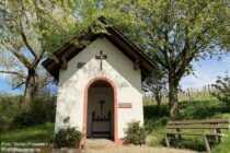 Inselrhein: Margarethenkapelle bei Eltville-Hattenheim im Rheingau - Foto: Stefan Frerichs / RheinWanderer.de