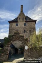 Inselrhein: Burg Hattenheim in Eltville-Hattenheim im Rheingau - Foto: Stefan Frerichs / RheinWanderer.de