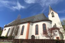 Inselrhein: Sankt-Vincentius-Kirche in Eltville-Hattenheim im Rheingau - Foto: Stefan Frerichs / RheinWanderer.de