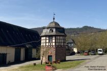 Inselrhein: Brunnenhaus im Innenhof der Domäne Neuhof bei Hattenheim im Rheingau - Foto: Stefan Frerichs / RheinWanderer.de