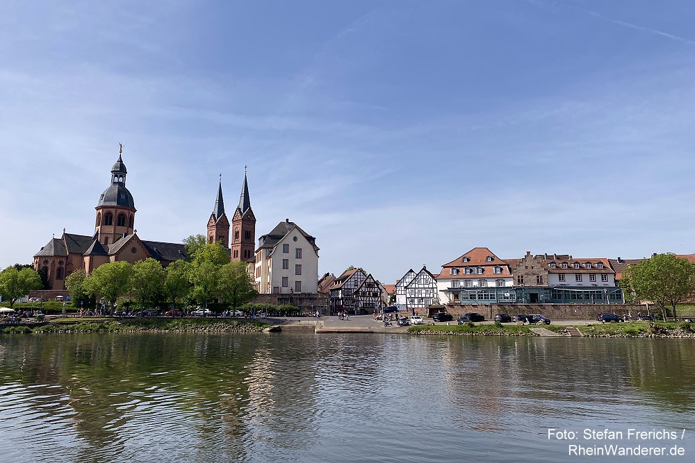 Main: Blick auf Seligenstadt - Foto: Stefan Frerichs / RheinWanderer.de