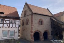 Main: Steinernes Haus in Seligenstadt - Foto: Stefan Frerichs / RheinWanderer.de