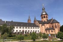 Main: Sankt-Marcellinus-und-Petrus-Kirche und Klostergebäude in Seligenstadt - Foto: Stefan Frerichs / RheinWanderer.de