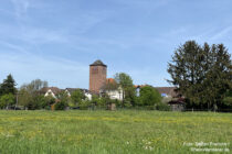 Main: Blick auf die Sankt-Bonifatius-Kirche in Großwelzheim - Foto: Stefan Frerichs / RheinWanderer.de
