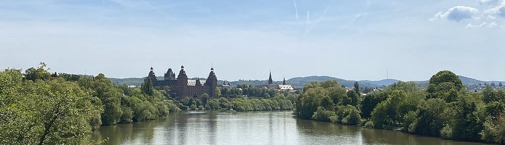 Main: Blick von der Ebertbrücke flussaufwärts auf Schloss Johannisburg und Aschaffenburg - Foto: Stefan Frerichs / RheinWanderer.de