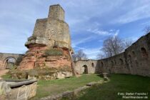 Pfälzerwald: Vorburg von Burgruine Gräfenstein bei Merzalben - Foto: Stefan Frerichs / RheinWanderer.de