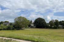 Niederrhein: Blick auf den Reeser Ortsteil Bienen - Foto: Stefan Frerichs / RheinWanderer.de