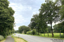 Niederrhein: Wanderweg am Ortseingang von Bergerfurth - Foto: Stefan Frerichs / RheinWanderer.de