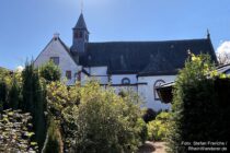 Main: Garten und Sankt-Michael-Kirche von Kloster Engelberg bei Großheubach - Foto: Stefan Frerichs / RheinWanderer.de