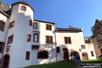 Main: Wohnbauten der Mildenburg von Miltenberg - Foto: Stefan Frerichs / RheinWanderer.de