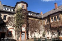 Spessart: Innenhof von Schloss Rothenbuch - Foto: Stefan Frerichs / RheinWanderer.de
