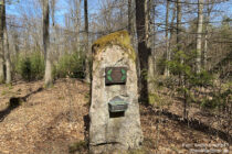 Spessart: Gustav-Metzger-Gedenkstein - Foto: Stefan Frerichs / RheinWanderer.de