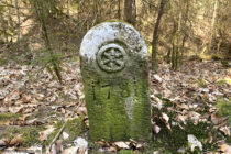 Spessart: Grenzstein von 1781 am Rothenberg - Foto: Stefan Frerichs / RheinWanderer.de