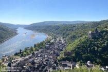 Mittelrhein: Blick auf Bacharach und Burg Stahleck - Foto: Stefan Frerichs / RheinWanderer.de