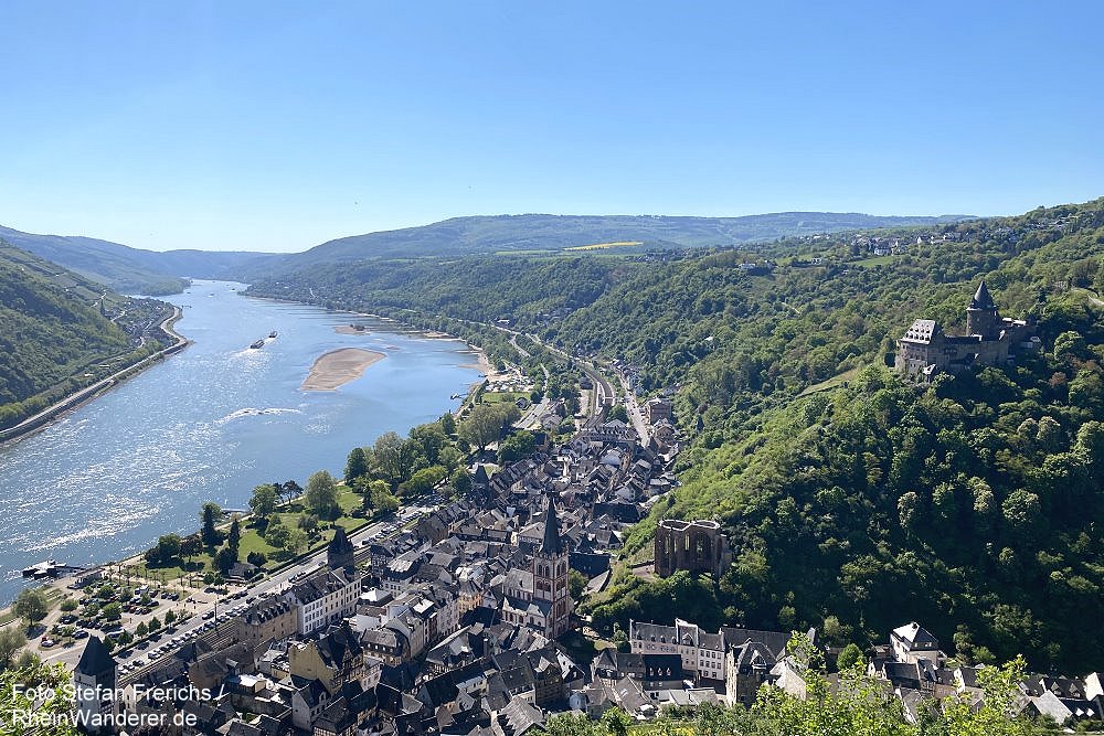 Mittelrhein: Blick auf Bacharach und Burg Stahleck - Foto: Stefan Frerichs / RheinWanderer.de