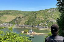 Mittelrhein: Rast am Blücherblick auf Burg Pfalzgrafenstein und Kaub - Foto: Stefan Frerichs / RheinWanderer.de