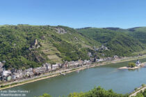 Mittelrhein: Sauzahnblick auf Kaub und Burg Pfalzgrafenstein - Foto: Stefan Frerichs / RheinWanderer.de