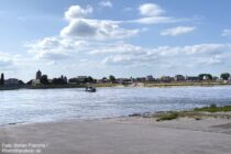 Deltarhein: Blick vom Fähranleger Wamel auf Tiel - Foto: Stefan Frerichs / RheinWanderer.de