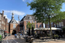 Deltarhein: Hauptplatz Plein mit Waterpoort in Tiel - Foto: Stefan Frerichs / RheinWanderer.de
