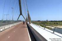 Deltarhein: Brücke De Oversteek in Nijmegen - Foto: Stefan Frerichs / RheinWanderer.de