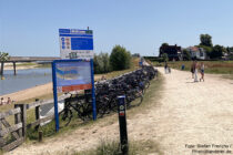 Deltarhein: Wanderweg am Badestrand an der Spiegelwaal - Foto: Stefan Frerichs / RheinWanderer.de
