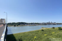 Deltarhein: Blick von der Waalbrücke auf Nijmegen - Foto: Stefan Frerichs / RheinWanderer.de