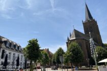 Niederrhein: Sankt-Martinus-Kirche am Marktplatz von Elten - Foto: Stefan Frerichs / RheinWanderer.de